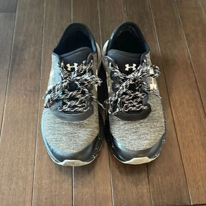 Under Armour women’s runners/trainers size 6